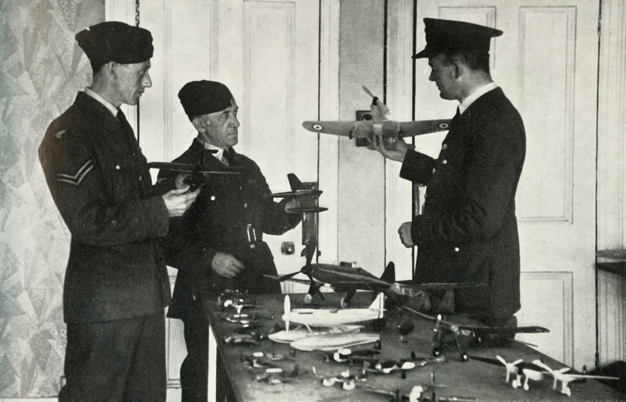 RAF-personale lærer at identificere fly under Anden Verdenskrig, 1941. af Charles Brown