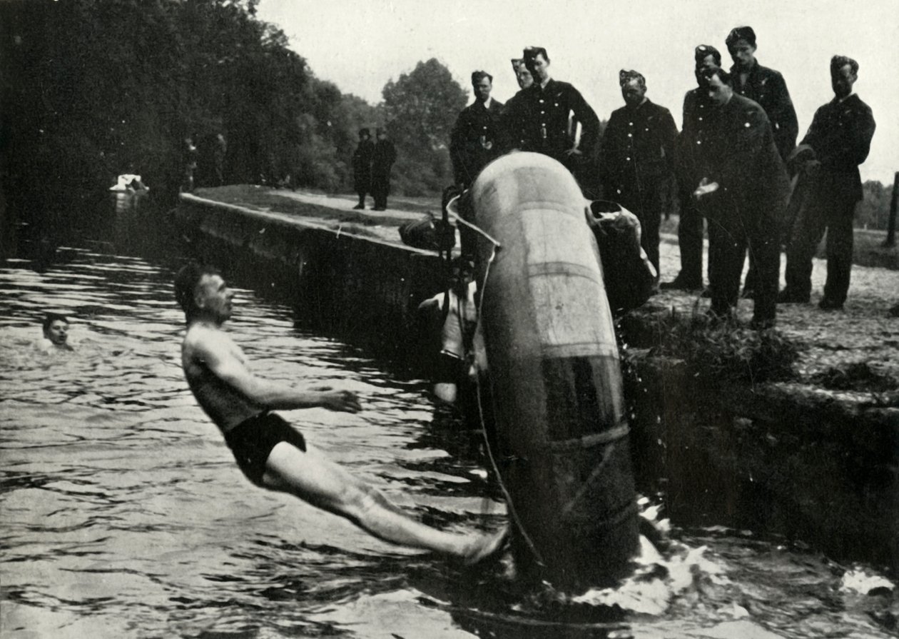 RAF-personale lærer at bruge en jolle, 1941. af Charles Brown