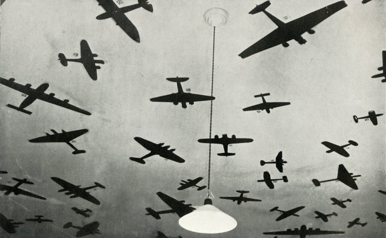 Silhuetter af militærfly...på en RAF træningsskole under Anden Verdenskrig, 1941. af Charles Brown