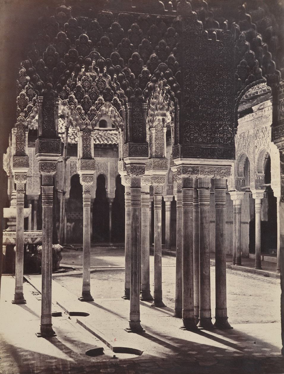[Løvegården ved Alhambra, set fra under portikotemplet], 1862. af Charles Clifford