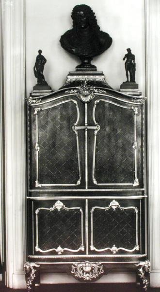 Skab med en buste af Louis af Orleans (1703-52) (træ) af Charles Cressent