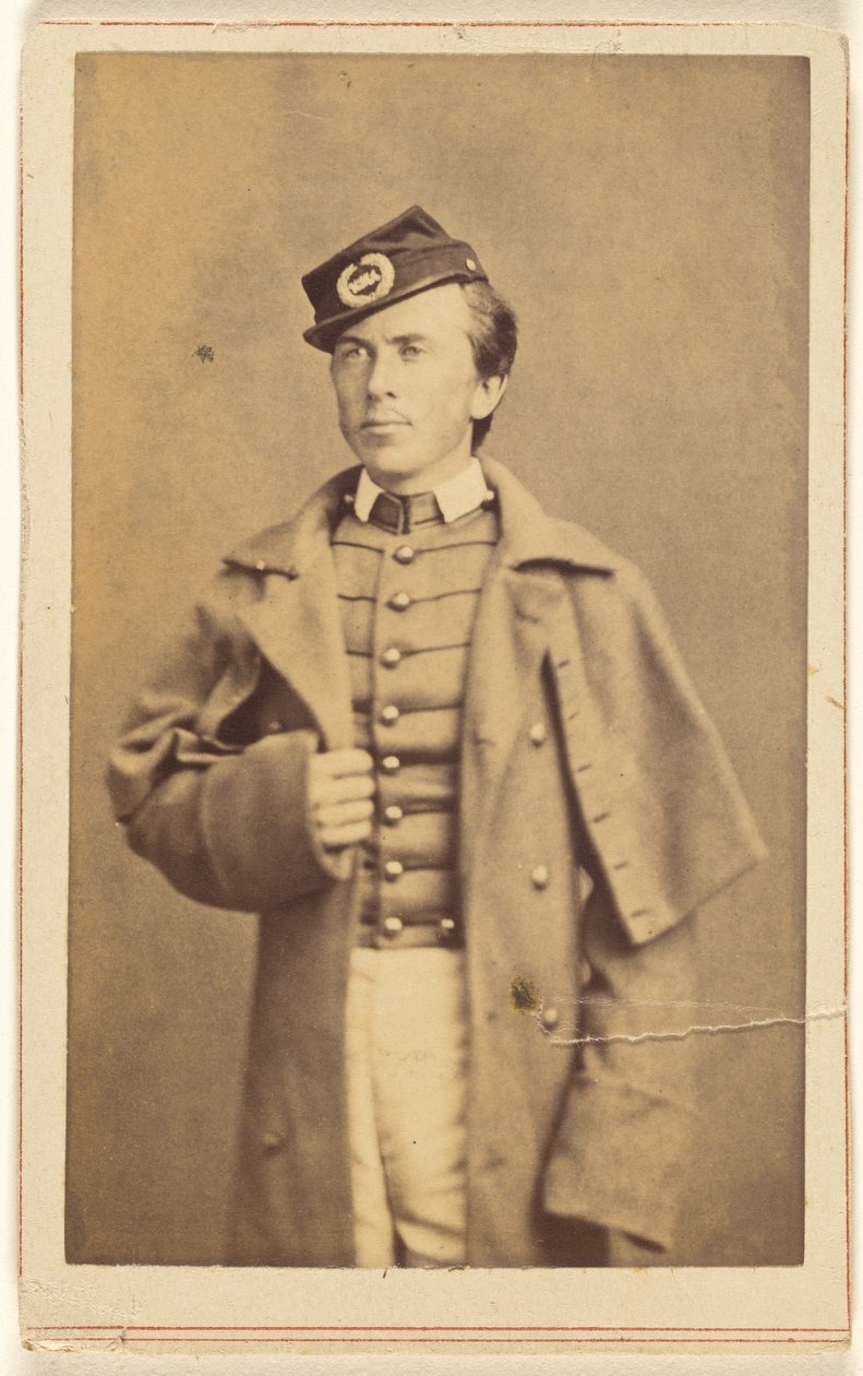 [Uidentificeret borgerkrigssoldat står med den ene hånd om sin frakke]. af Charles DeForest Fredricks