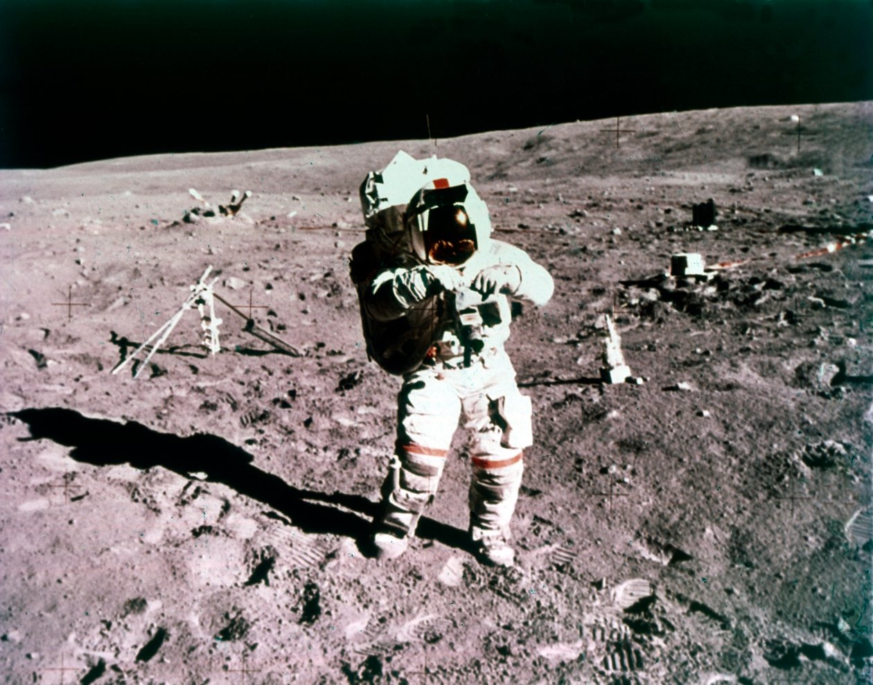 Astronaut John Young på månens overflade, Apollo 16 mission, 21. april 1972. af Charles Duke