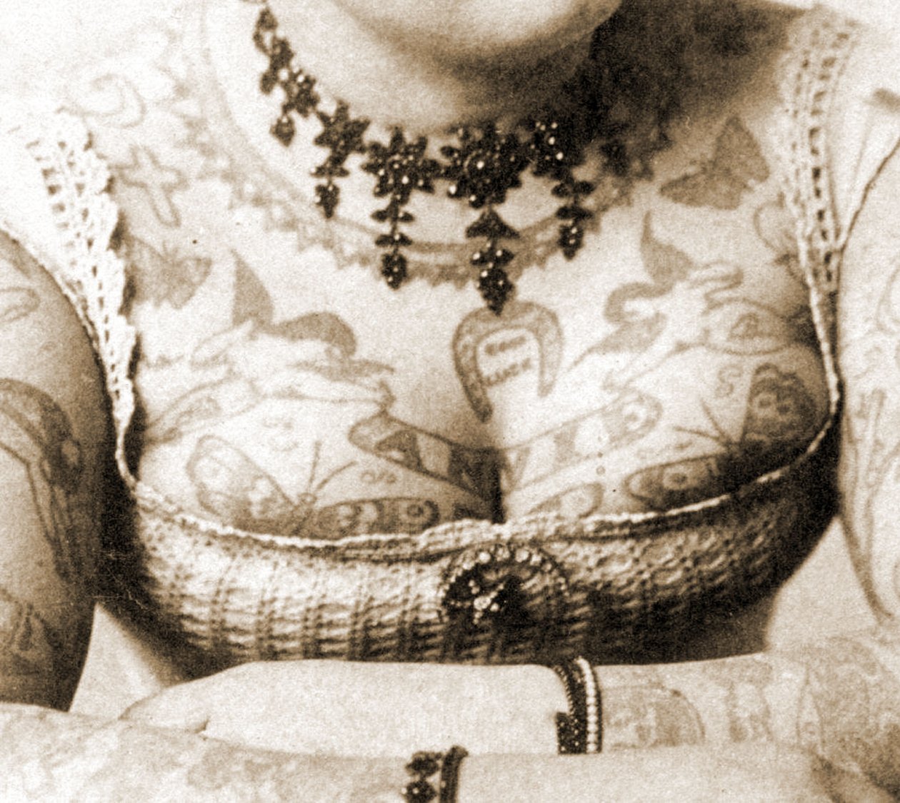 Nærbillede af Annie Howards bryst, ca. 1898 (kabinetfoto) af Charles Eisenmann