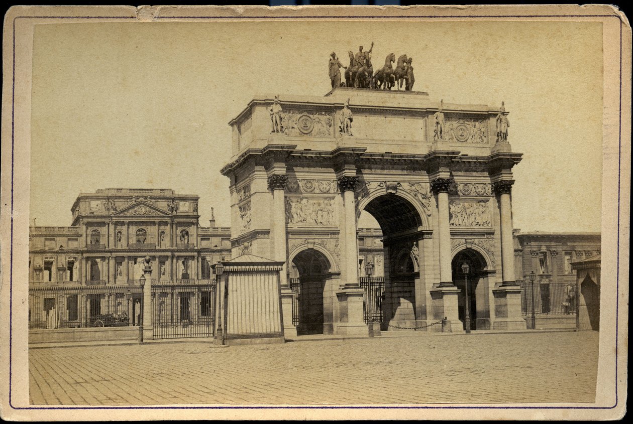 Frankrig, Ile-de-France, Paris (75): Triumfbuen du Carrousel med bygningerne i ruinerne af Tuileries imperiales af Charles & Fontaine Pierre (1762 1853) Percier