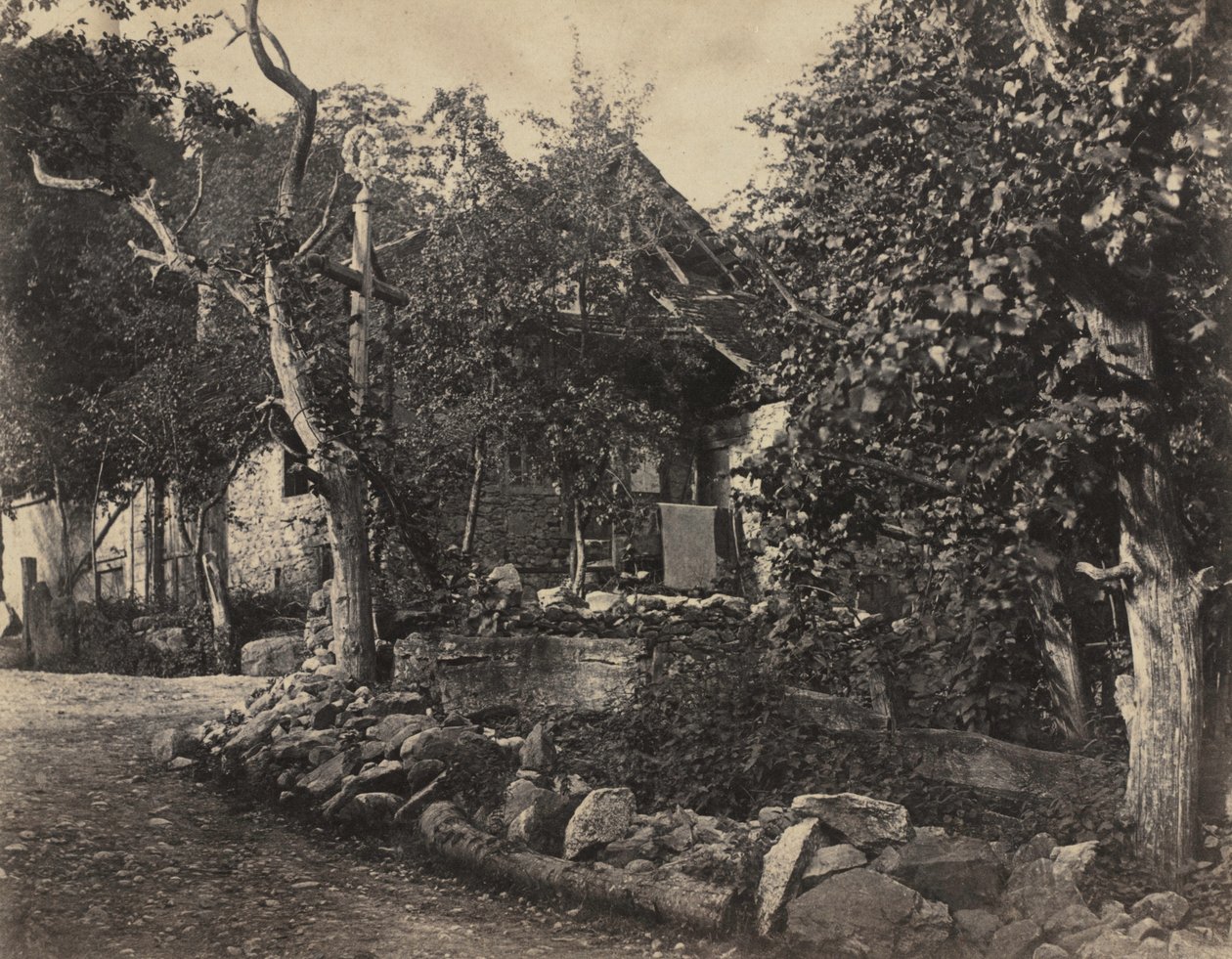 Landlig scene med stenbygning og kors, ca. 1857. af Charles Fortunat Paul Casimir Perier