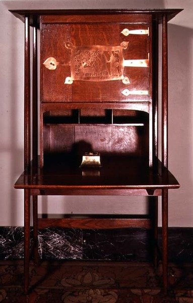 Skrivebord, ca. 1895 (egetræ) af Charles Francis Annesley Voysey