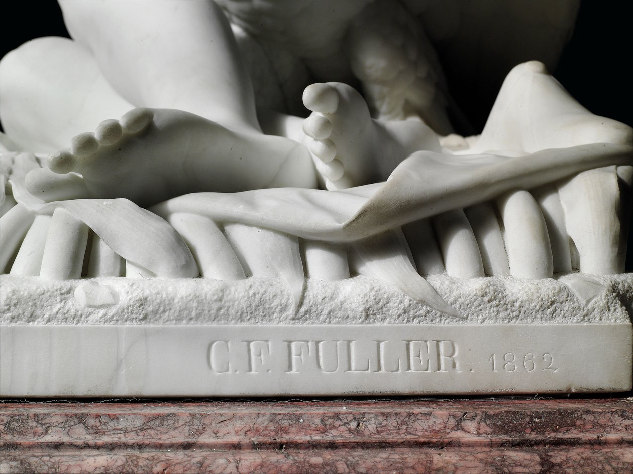 En Rhodopis-figur i naturlig størrelse på sokkel af Charles Francis Fuller