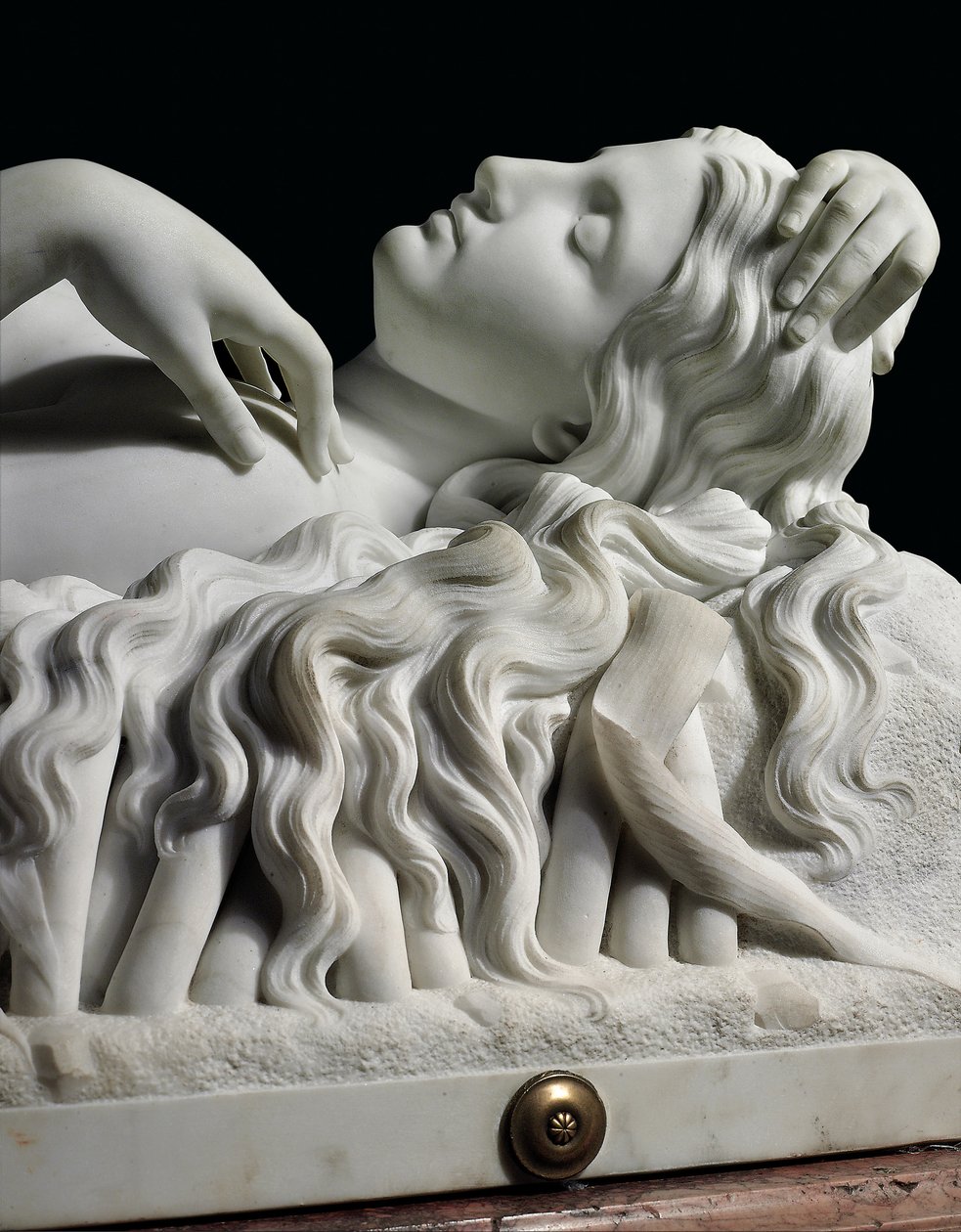 En Rhodopis-figur i naturlig størrelse på sokkel, 1862 af Charles Francis Fuller
