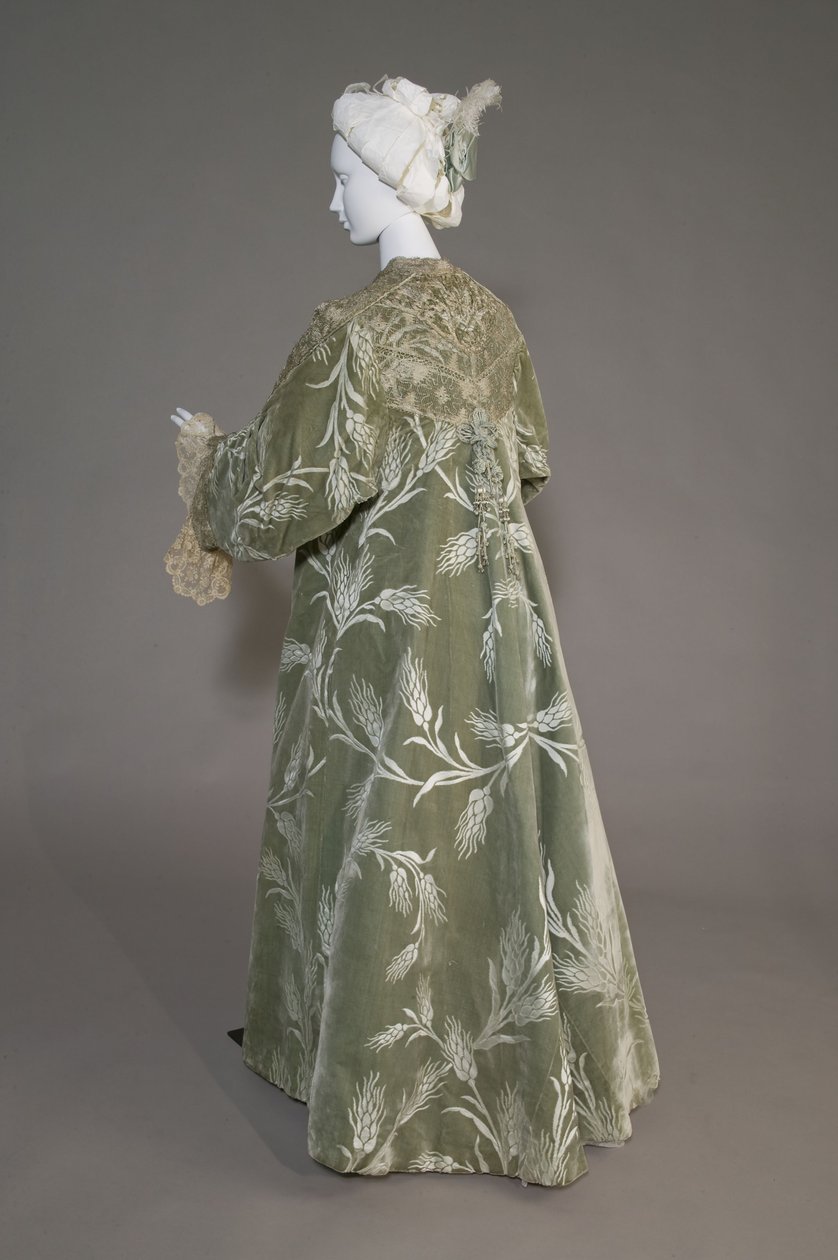 Bertha Palmers aftenfrakke, ca. 1902 (skråudsigt bagfra). Silkesatin med skåret fløjl i hvedemønster, metallic tråd blonder, silke metallic kvaster. Værd, Paris. af Charles Frederick Worth