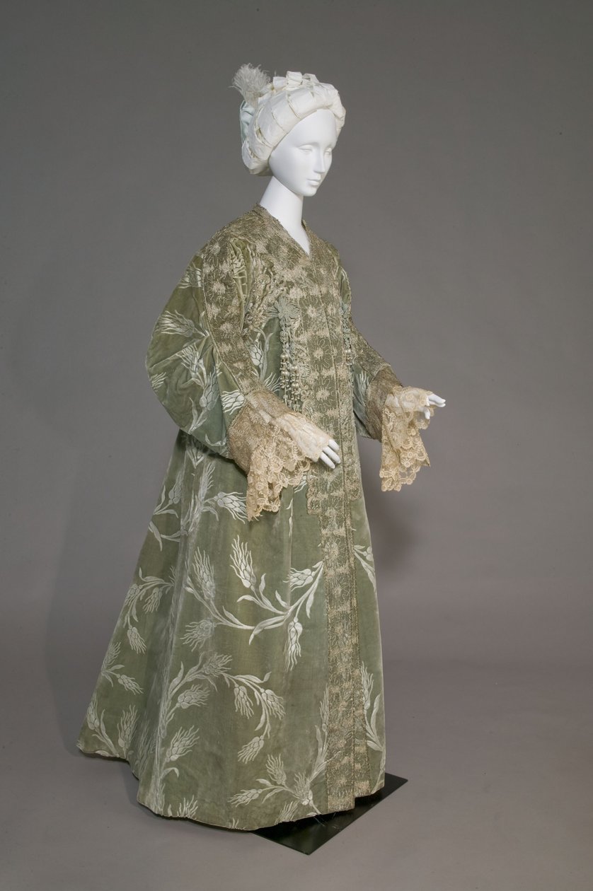 Bertha Palmers aftenfrakke, ca. 1902 (skrå udsigt foran). Silkesatin med skåret fløjl i hvedemønster, metallic tråd blonder, silke metallic kvaster. Værd, Paris. af Charles Frederick Worth