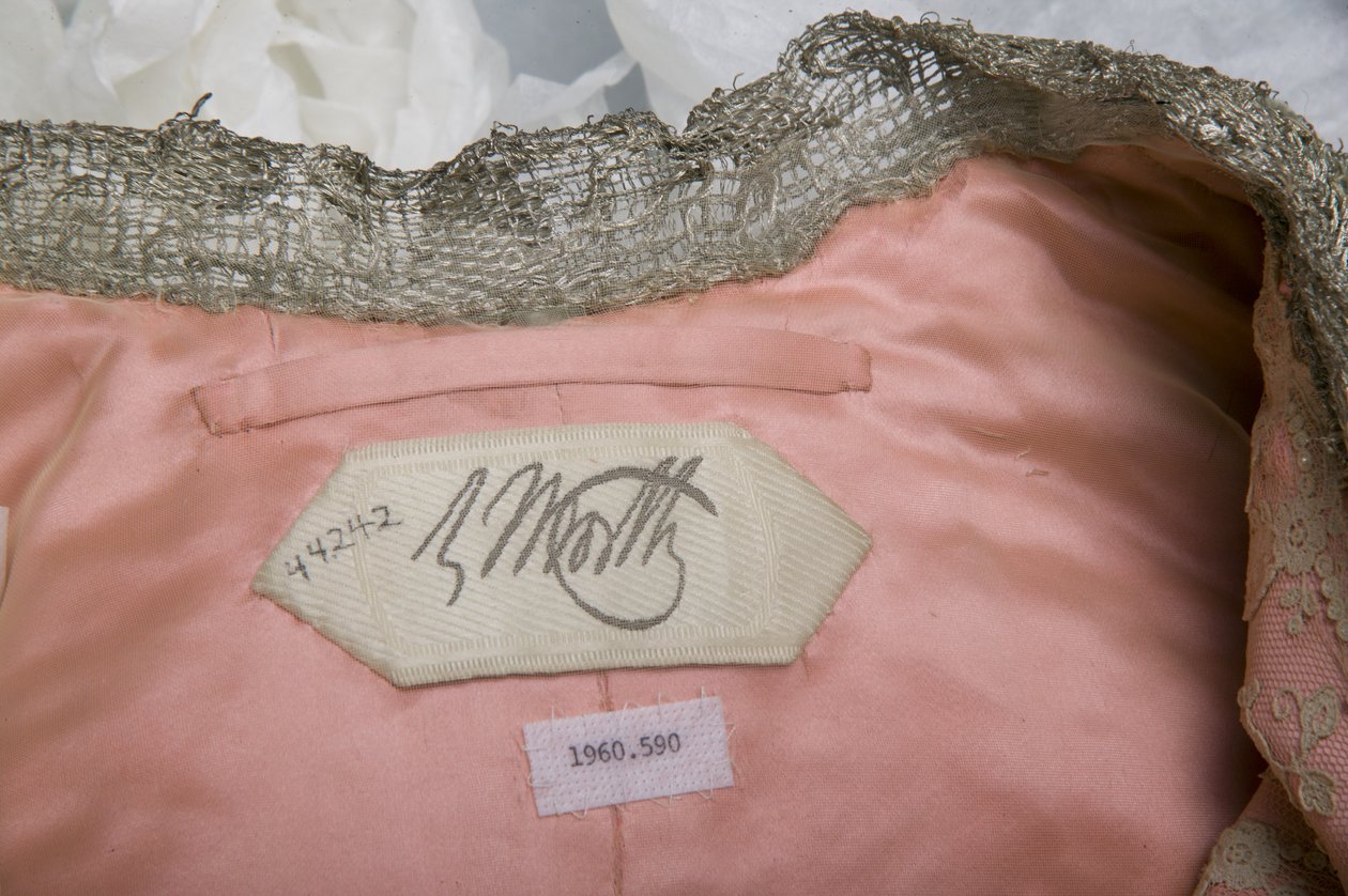 Charles Frederick Worth maker label indefra aftenfrakke tilhørende Bertha Palmer, ca. 1902. Værd, Paris. af Charles Frederick Worth