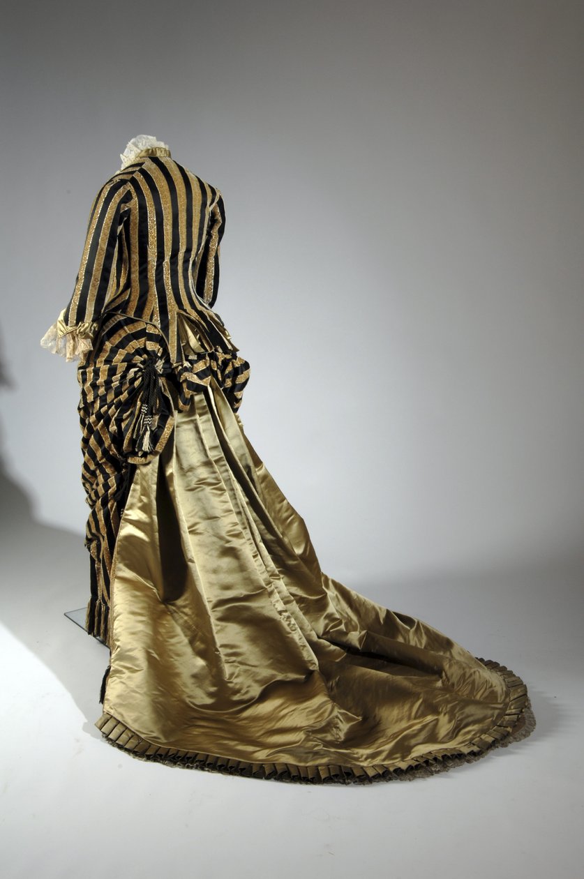 Aftenkjole, ca. 1884 (skråudsigt bagpå). Silke satin og skåret fløjl, blonder, silketråd kvaster og frynser. Charles Frederick Worth, Frankrig. af Charles Frederick Worth