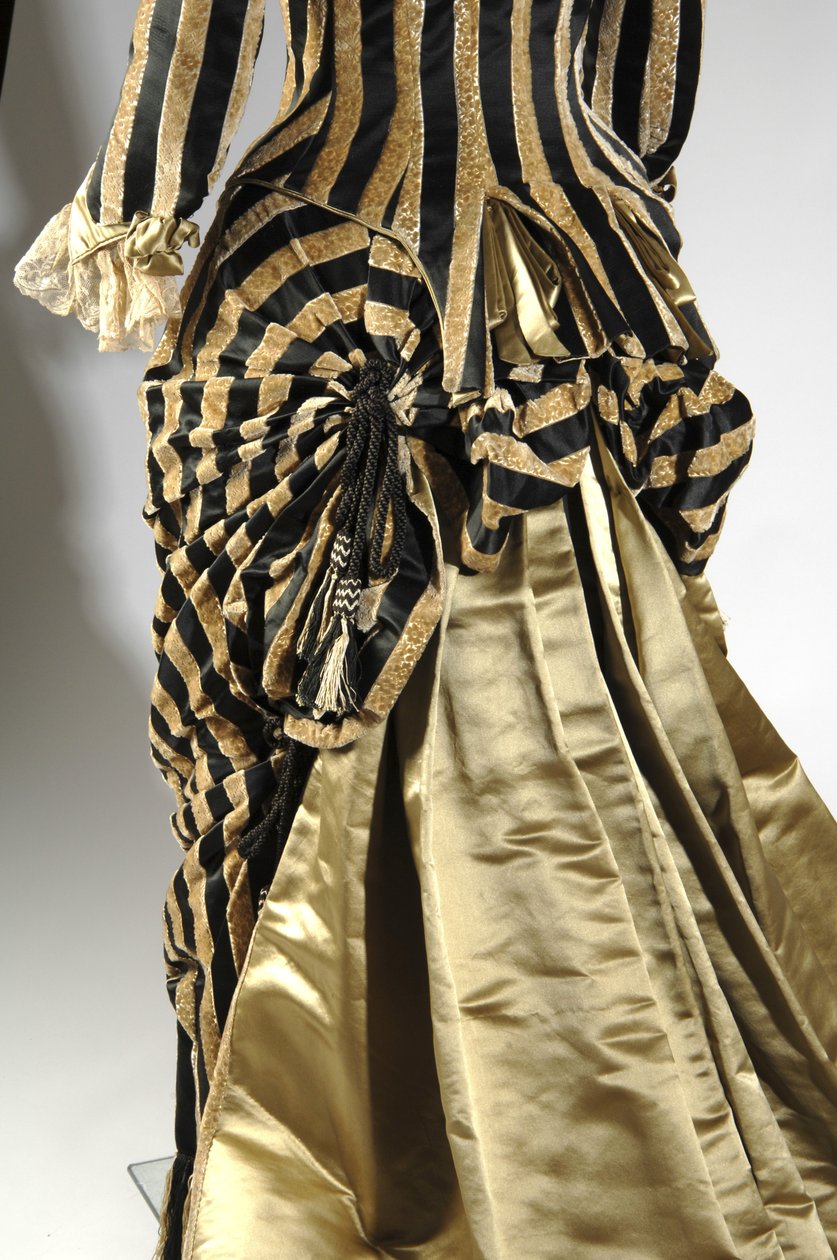 Aftenkjole, ca. 1884 (skrå bagside af travlhedsdetalje). Silke satin og skåret fløjl, blonder, silketråd kvaster og frynser. Charles Frederick Worth, Frankrig. af Charles Frederick Worth