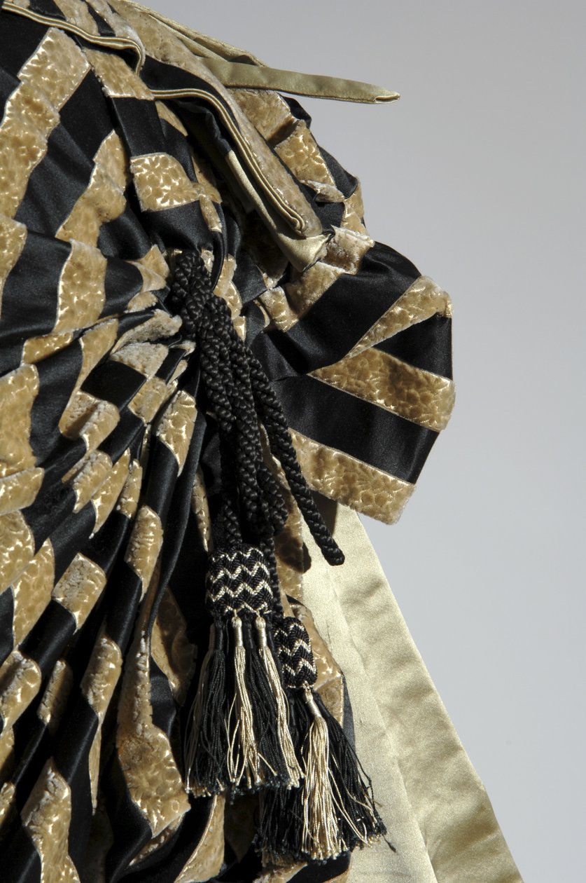 Aftenkjole, ca. 1884 (detaljeret billede af travlhed). Silke satin og skåret fløjl, blonder, silketråd kvaster og frynser. Charles Frederick Worth, Frankrig. af Charles Frederick Worth