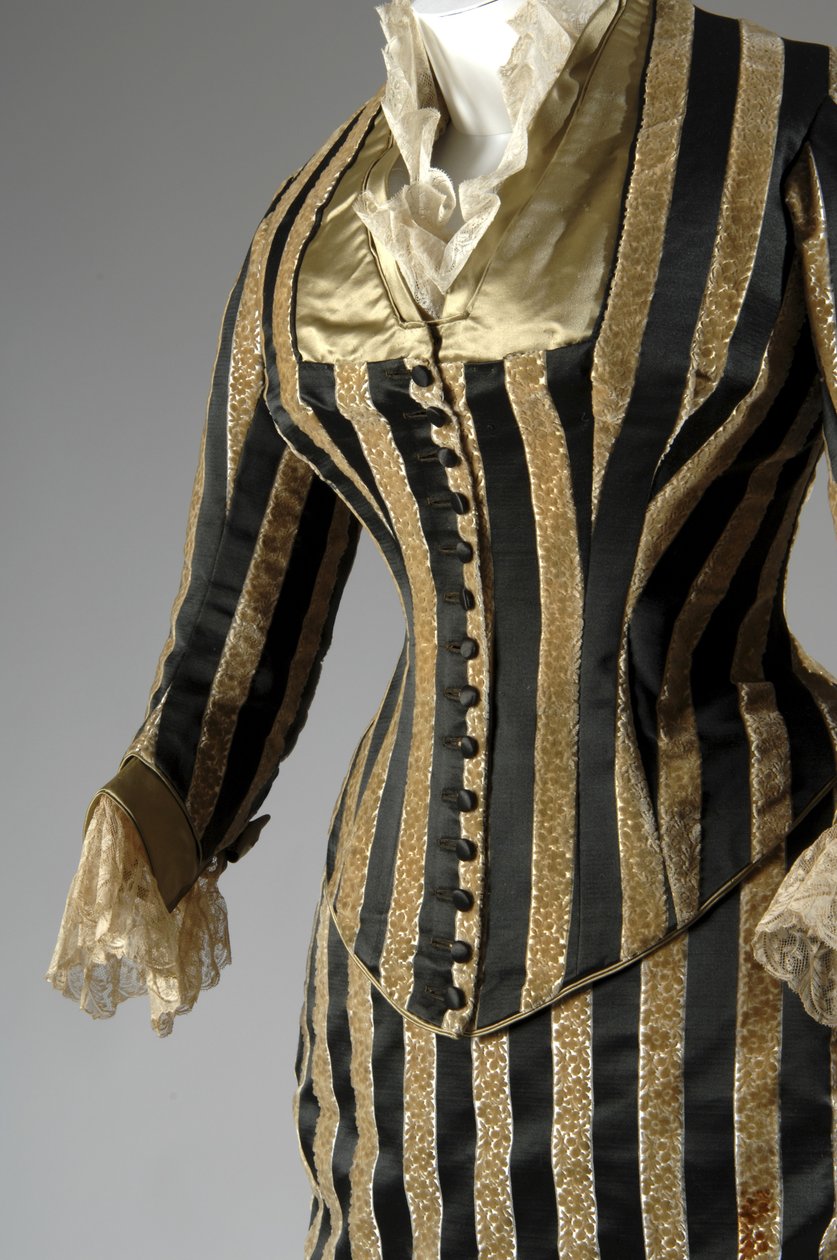 Aftenkjole, ca. 1884 (delvis sideskrå). Silke satin og skåret fløjl, blonder, silketråd kvaster og frynser. Charles Frederick Worth, Frankrig. af Charles Frederick Worth