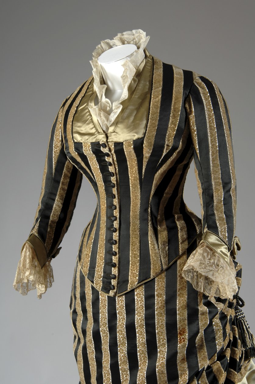 Aftenkjole, ca. 1884 (delvis sideskrå). Silke satin og skåret fløjl, blonder, silketråd kvaster og frynser. Charles Frederick Worth, Frankrig. af Charles Frederick Worth