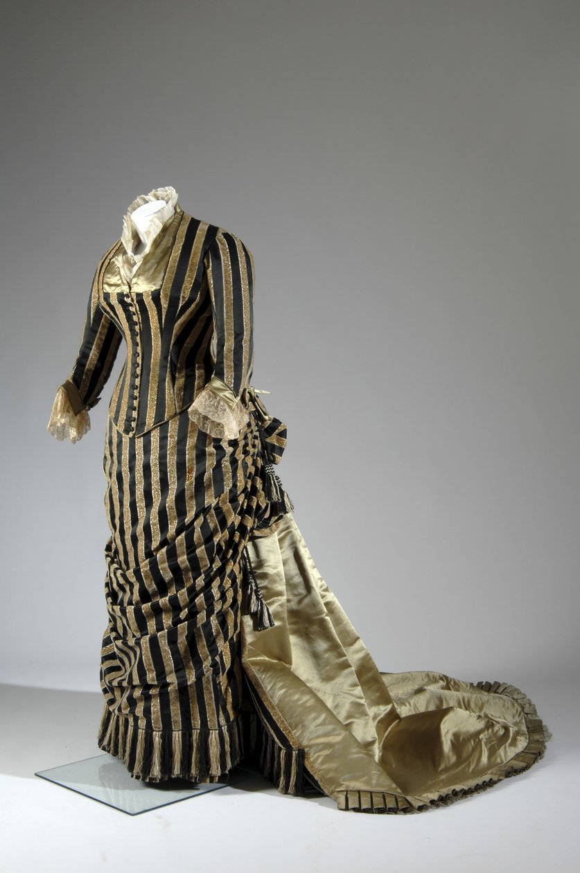 Aftenkjole, ca. 1884 (skråbillede). Silke satin og skåret fløjl, blonder, silketråd kvaster og frynser. Charles Frederick Worth, Frankrig. af Charles Frederick Worth