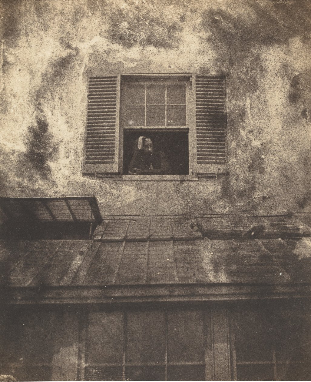 Auguste Vacquerie ved et vindue, Marine Terrace, ca. 1853. Skaber: Charles Hugo, Auguste Vacquerie. af Charles Hugo, Auguste Vacquerie