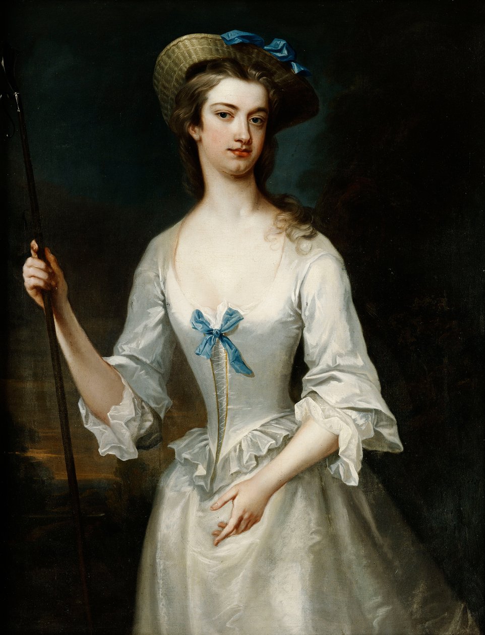 Portræt af en dame, muligvis hertuginden af Ancaster, trekvart længde, som en hyrdinde, i en hvid satin kjole og hætte, i et landskab, af Charles Jervas