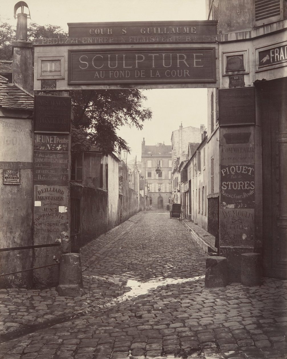 Cour Saint-Guillaume, ca. 1865. af Charles Marville