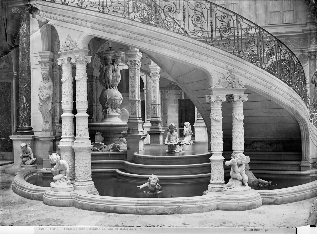 Springvand under trappen på Hotel de Ville før branden i 1871 af Charles Marville