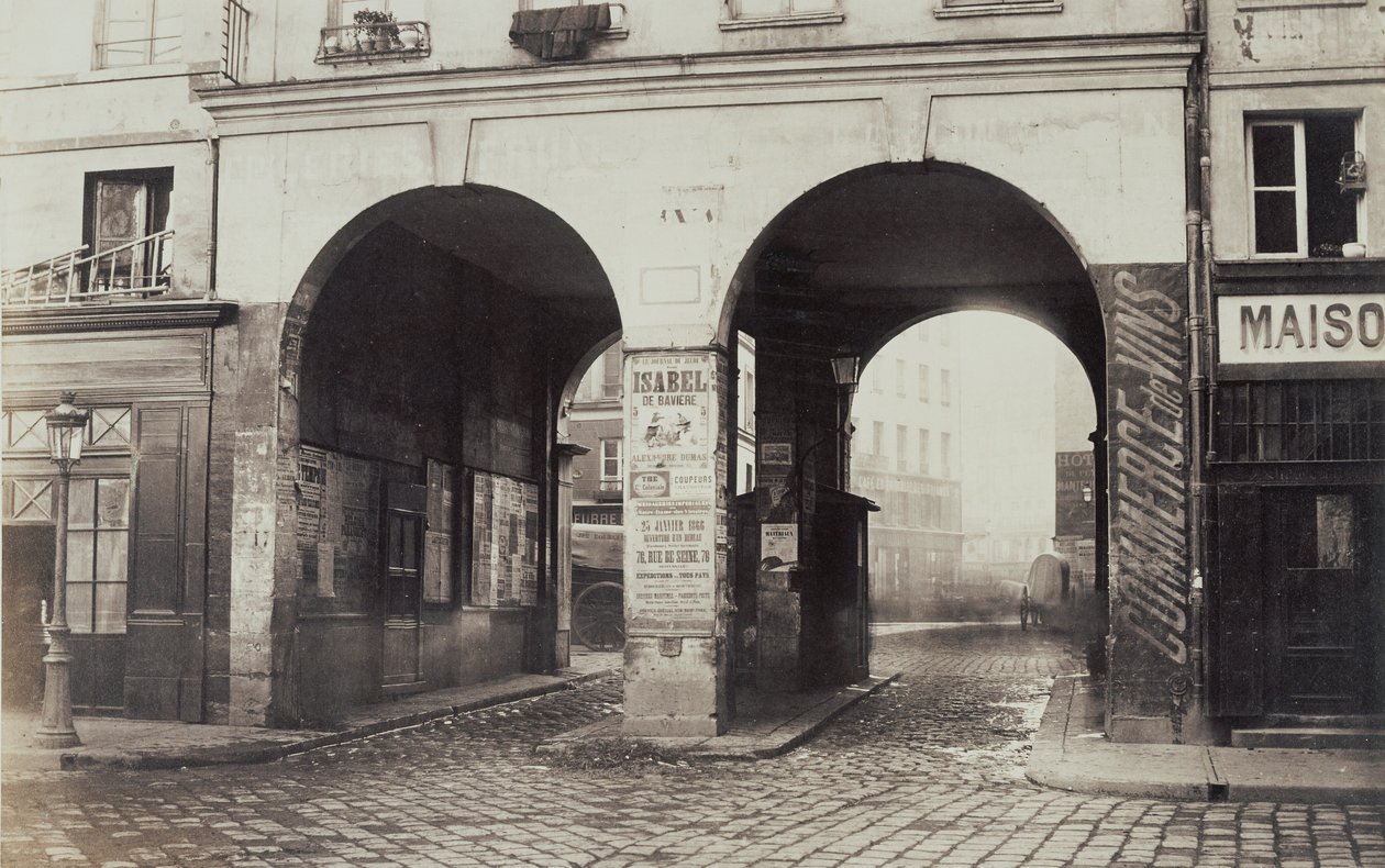 Les Deux-Portes. Udsigt fra Rue des Innocents mod Rue de la Ferronnerie. af Charles Marville