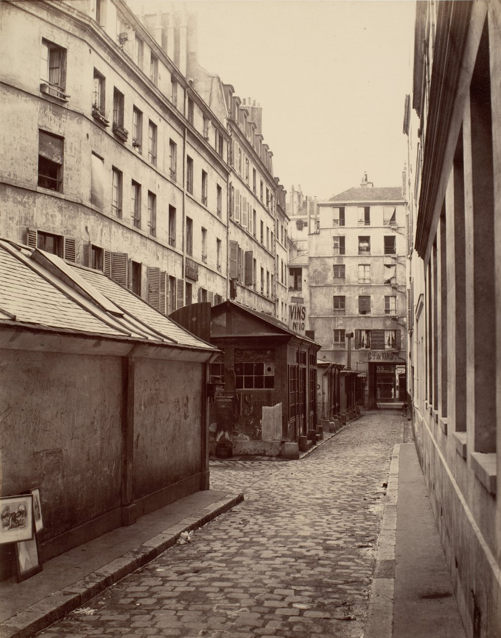Passage af de to søstre i rue Lafayette, ca. 1867. af Charles Marville