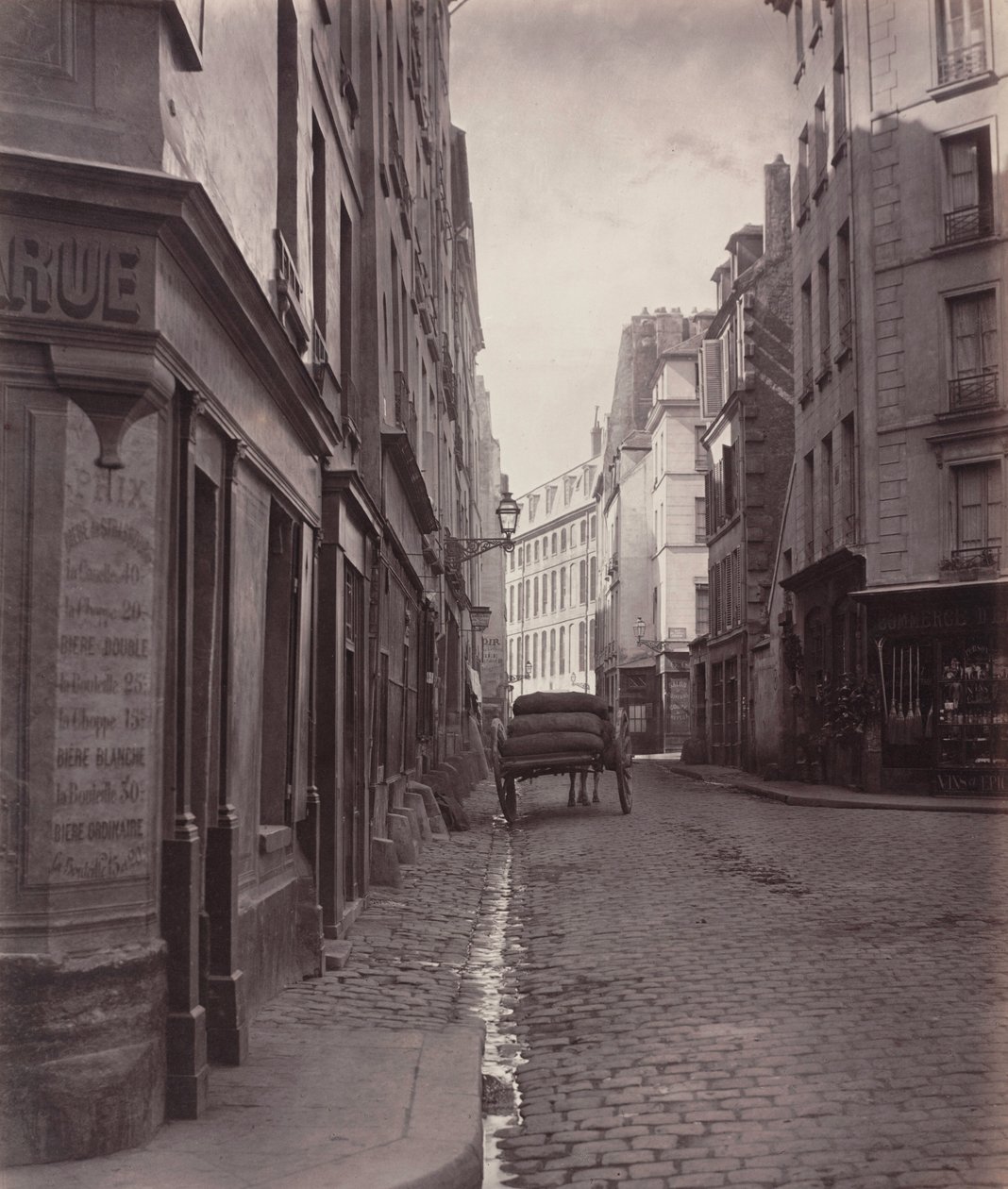 Rue de la Bucherie, du cul de sac Saint-Ambroise (femte arrondissement),1866-1868 (foto) af Charles Marville
