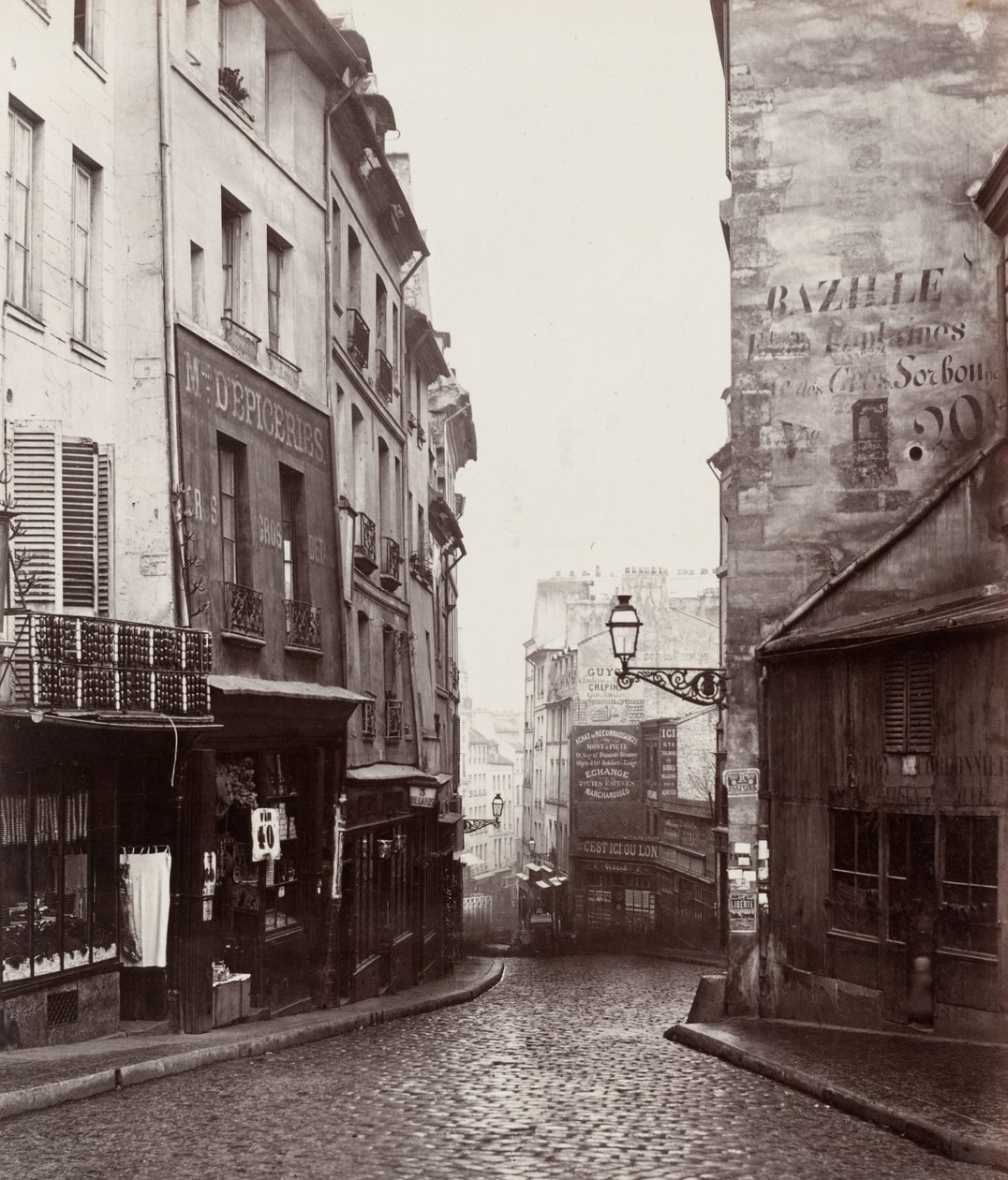 Rue de la Montagne-Sainte-Geneviève nær krydset ved Rue LaPlace (Rue de la Montagne-Sainte-Geneviève prés de carrefour de la rue LaPlace) af Charles Marville