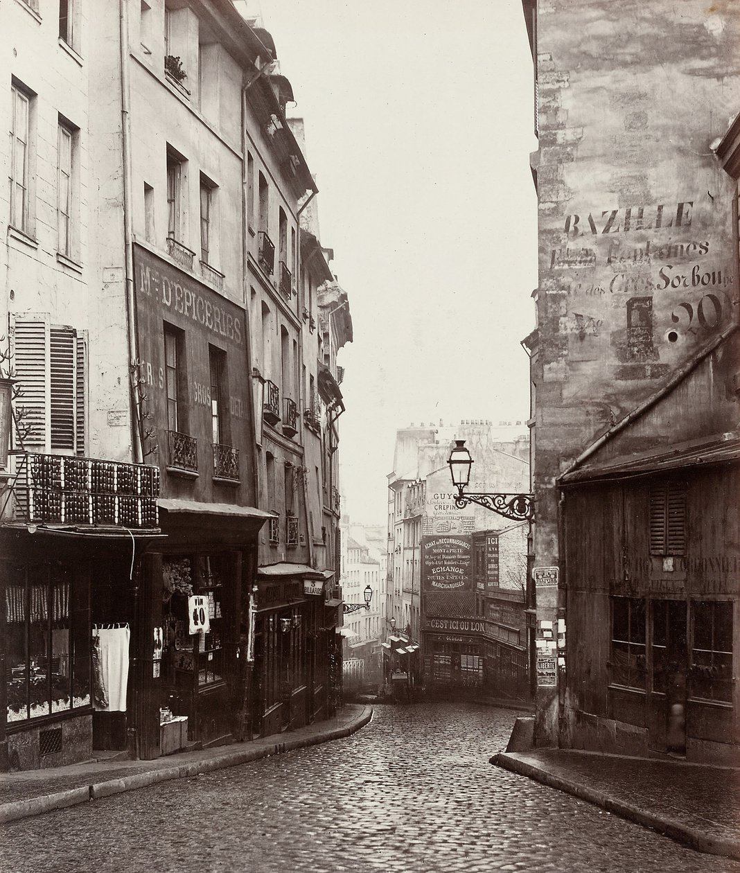 Rue de la Montagne-Sainte-Geneviève nær skæringspunktet mellem Rue LaPlace..., 186569. af Charles Marville