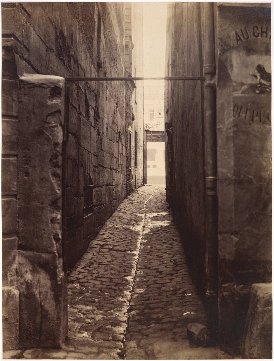 Rue du Chat-qui-Pêche (fra Rue de la Huchette) af Charles Marville