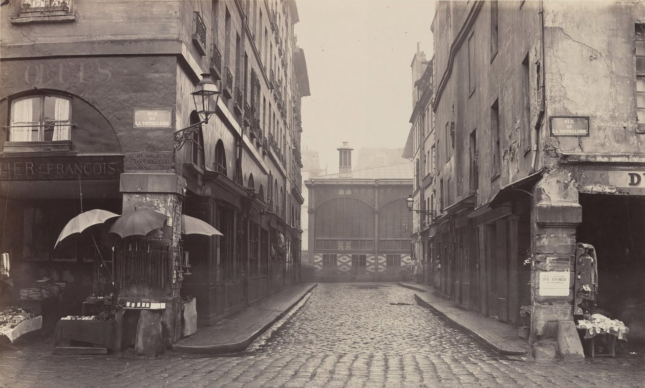 Rue du Contrat-Social, rue de la Tonnellerie, 1864-1865. af Charles Marville