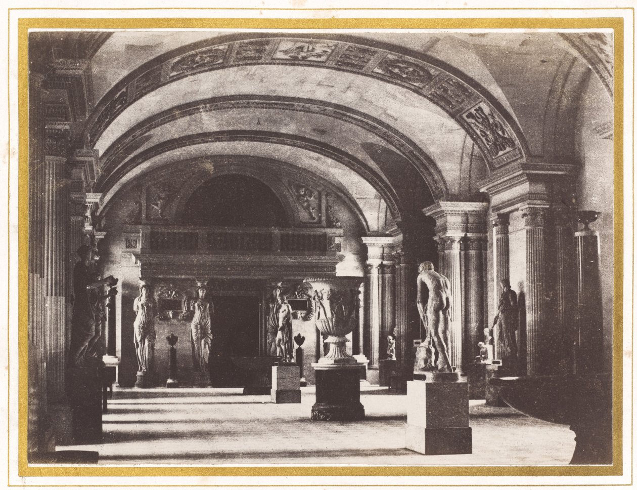 Karyatidernes værelse, på Louvre-museet, ca. 1851. af Charles Marville