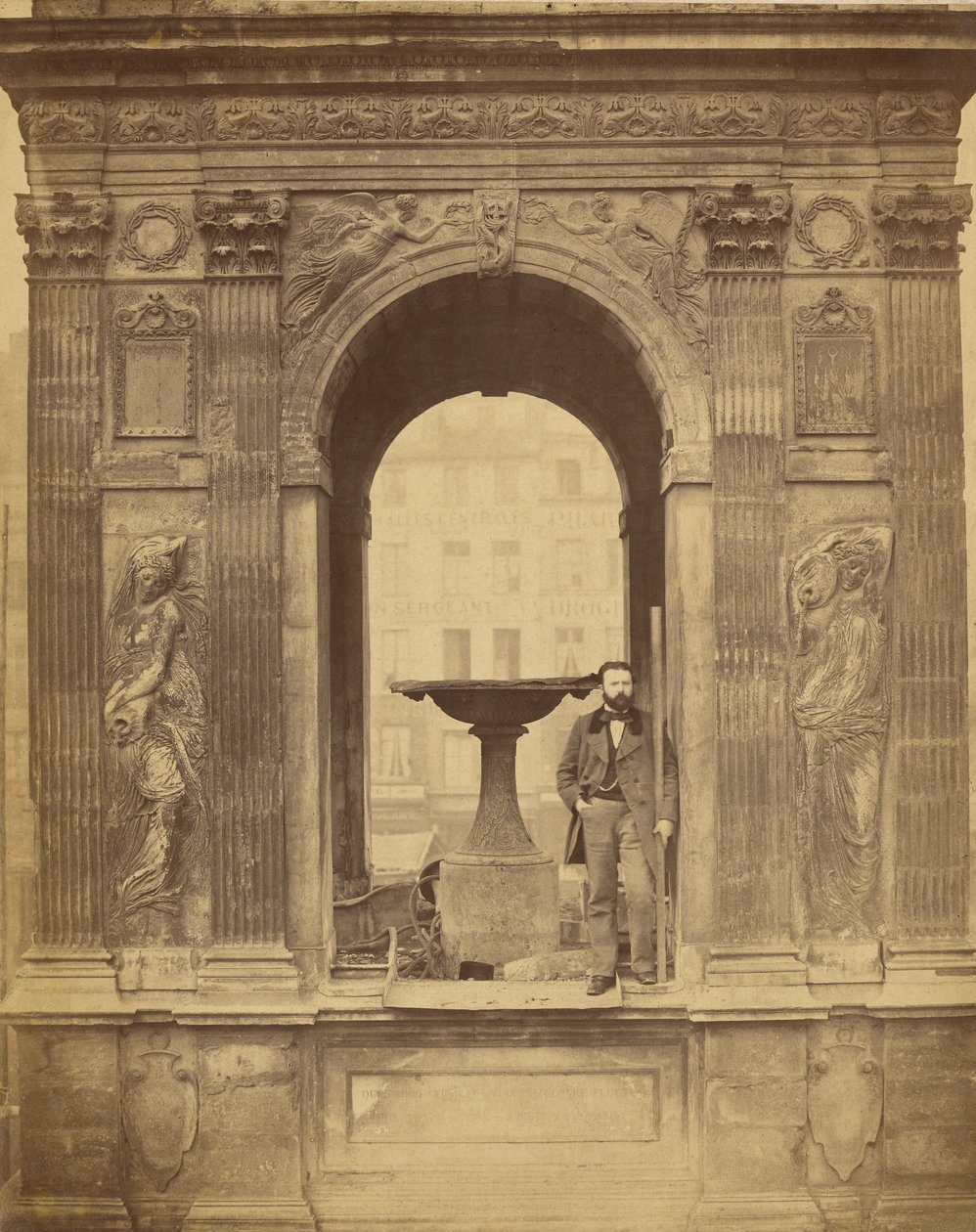 [Uidentificeret mand poserer i Fontaine des Innocents] af Charles Marville