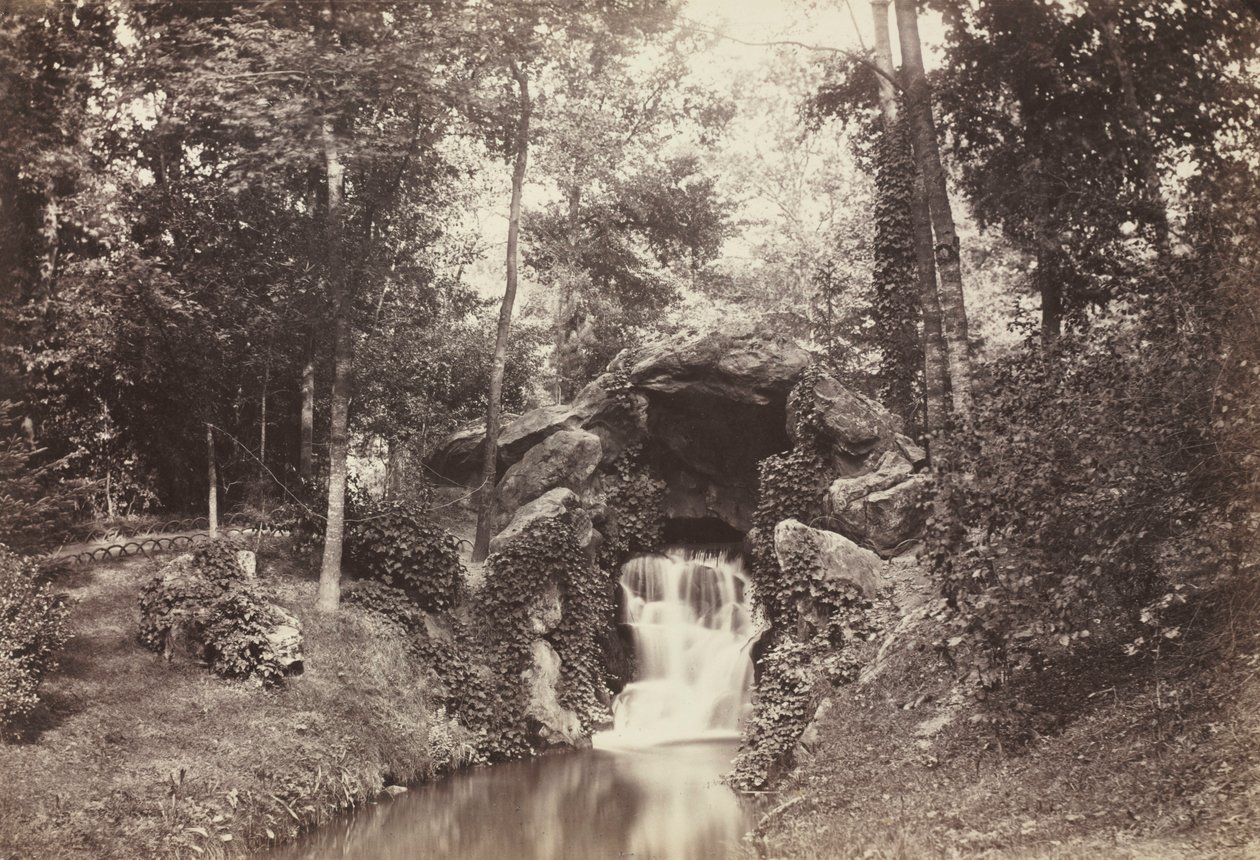 Udsigt over den lille grotte mod hjortedammen, Bois de Boulogne, 1858. af Charles Marville