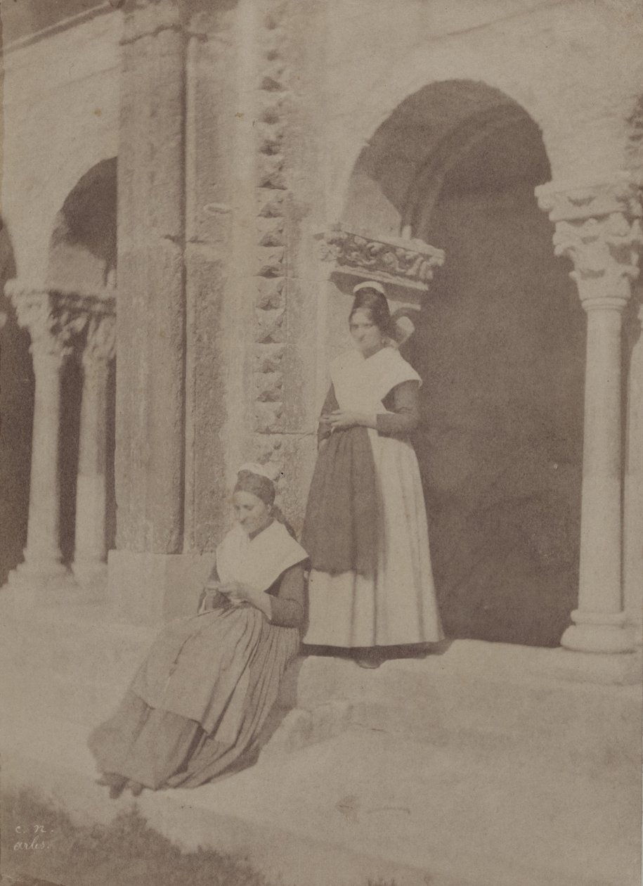 Arlésiennes i klostergården ved Saint-Trophime «Arles» af Charles Nègre