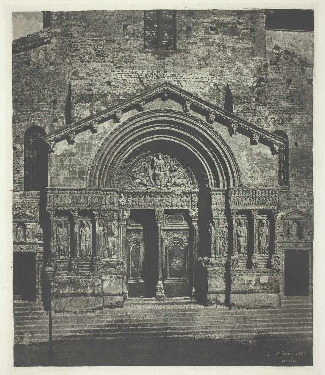 Arles: The West Porch of Saint-Trophime, 21. oktober 1854, trykt 1982. af Charles Nègre