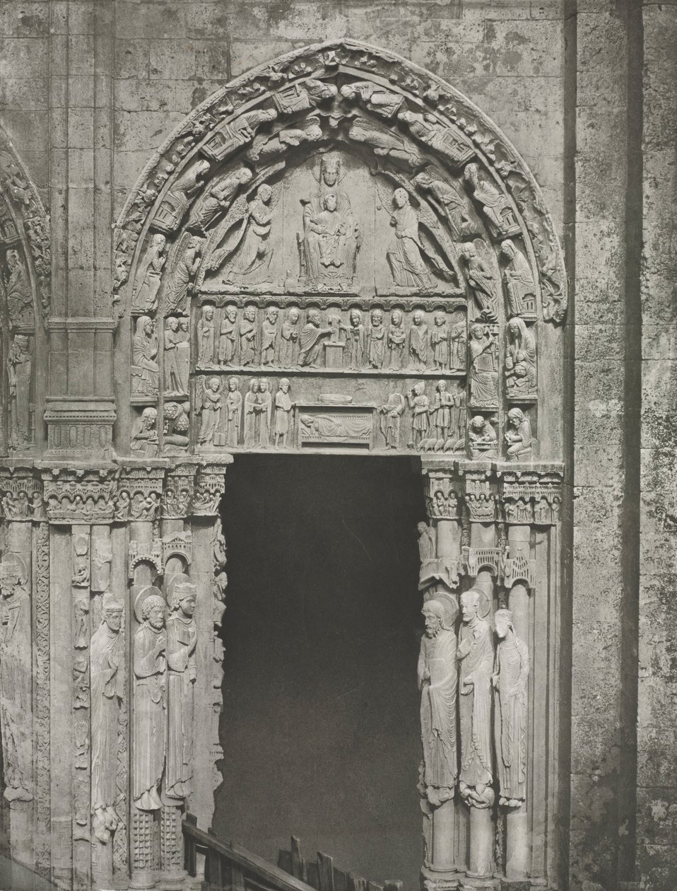 Chartres Cathedral: Højre dør til den kongelige portal med Vor Frue af Chartres, 1857. af Charles Nègre