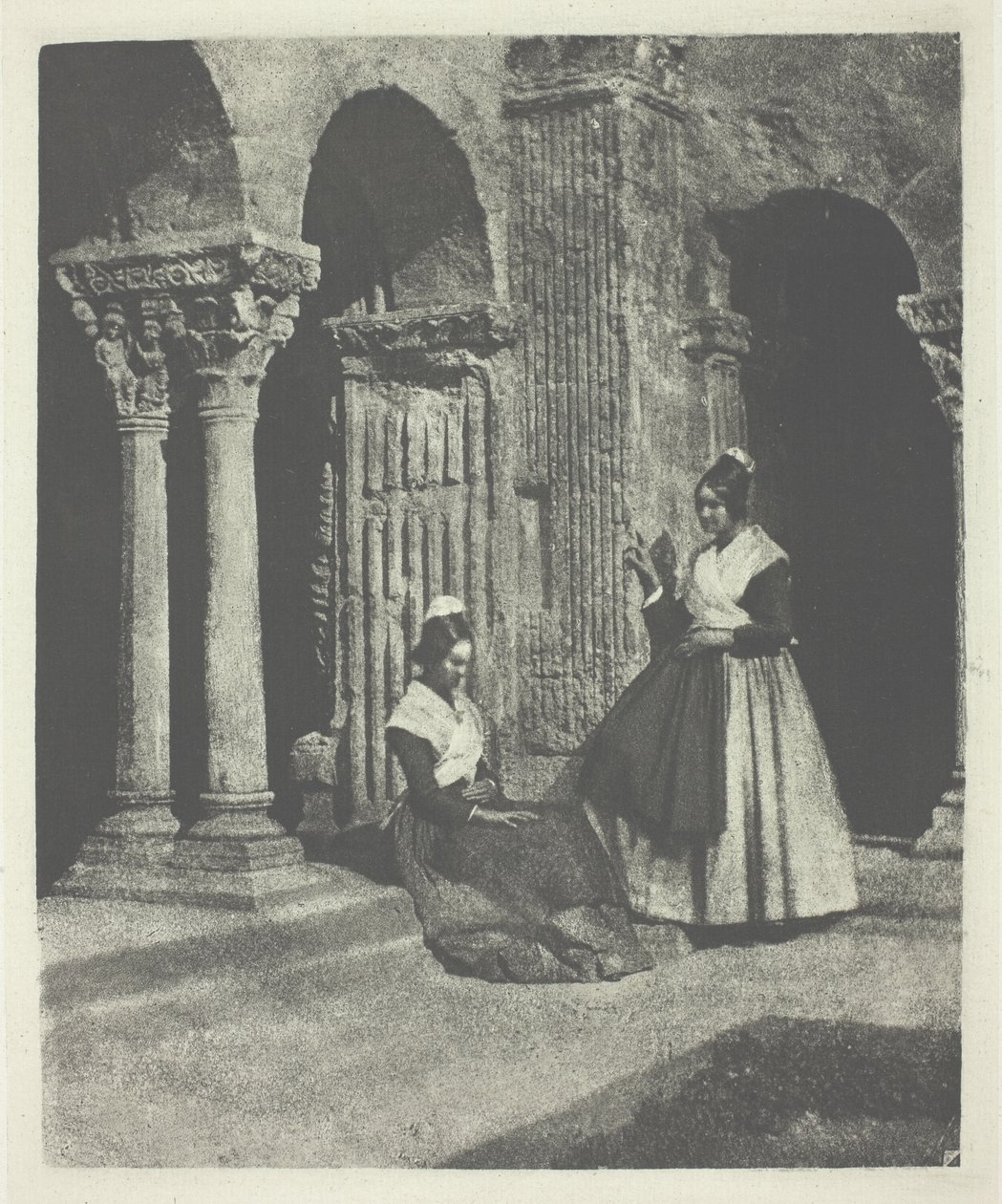 To kvinder fra Arles i klosteret Saint-Trophime i Arles af Charles Nègre