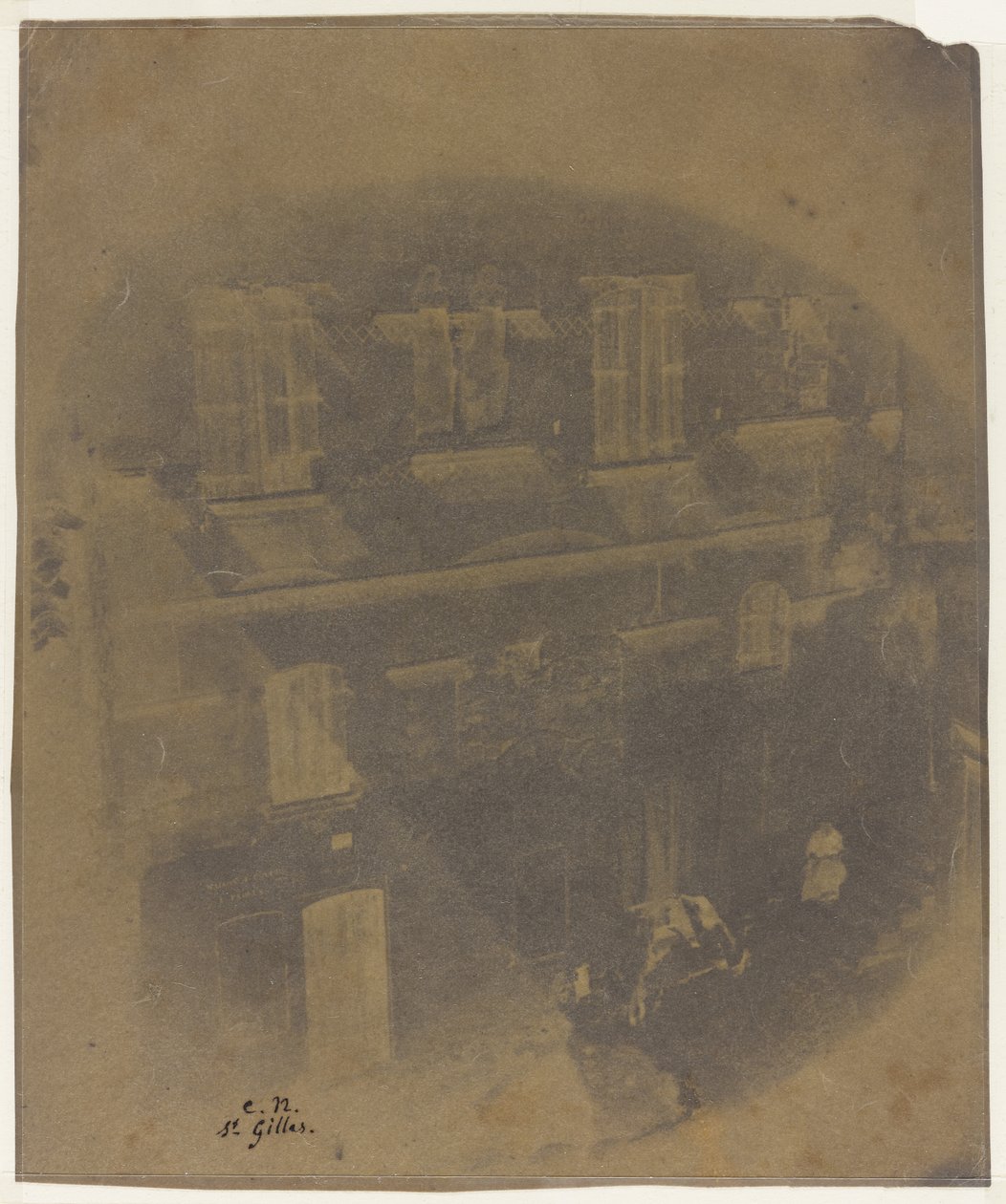 Nederste del af facaden på et romersk-agtigt hus i Saint-Gilles du Gard, 1852 (kalotype (vokset papirnegativ)) af Charles Nègre