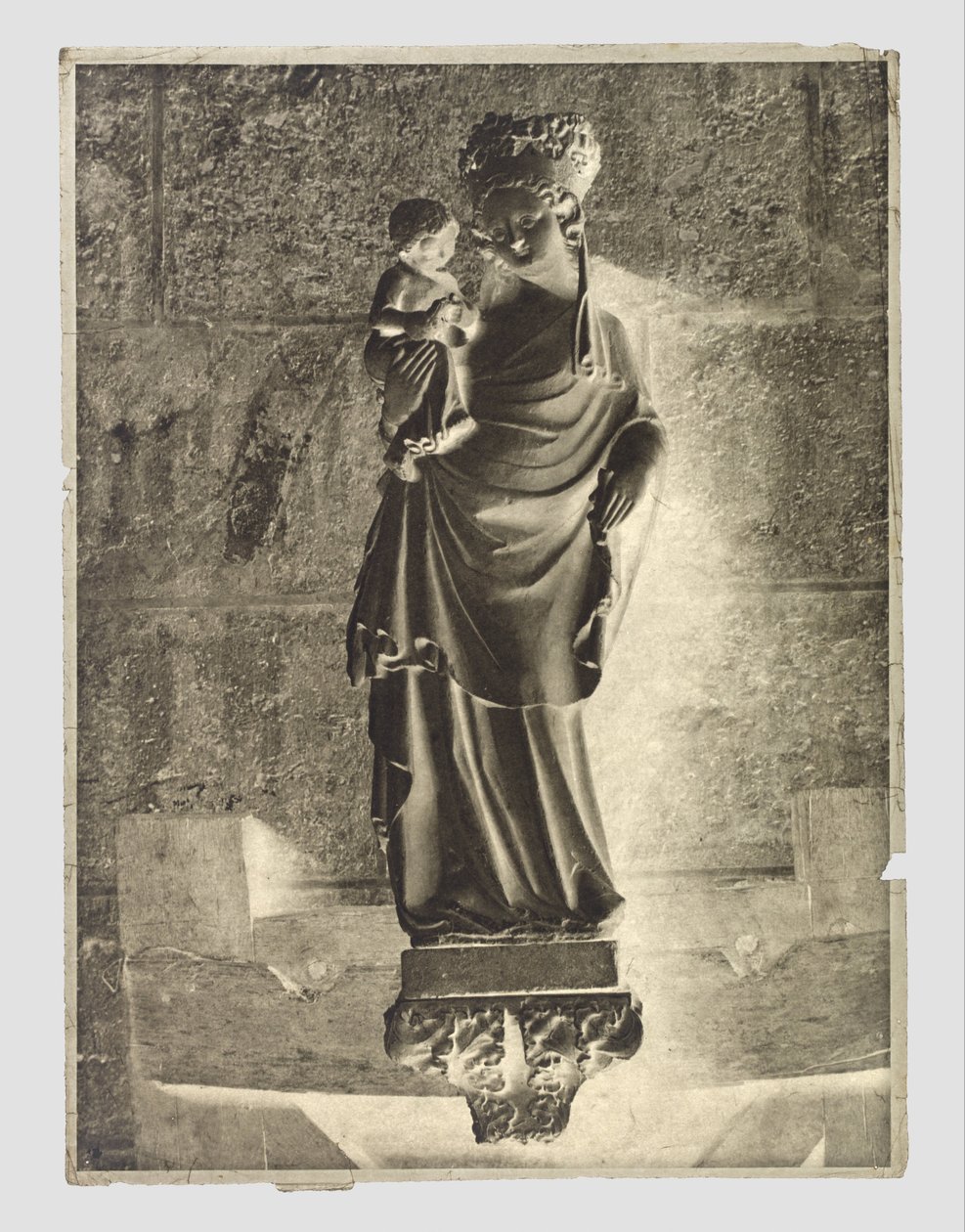 Skulptur af Maria med barn i Notre-Dame, Paris af Charles Nègre