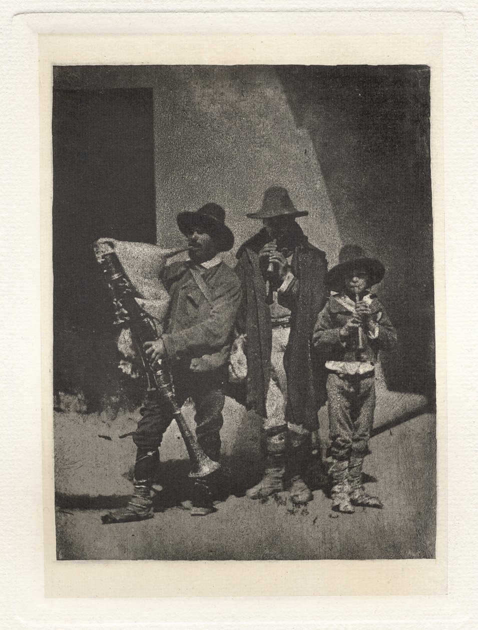 Tavle III – Gruppe af tre Pifferari stående, i Court of 21 Quai Bourbon (Plade III – Group of Three Pifferari Standing, i Court of 21 Quai Bourbon) af Charles Nègre, André Jammes