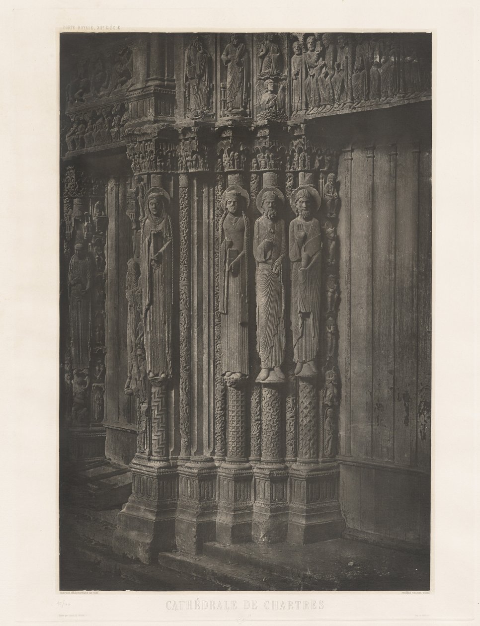Tavle XIII – Chartres-katedralen, statue-søjler i den centrale dør til den kongelige indgang (plade XIII – Chartres-katedralen, statue-søjler i den centrale dør til den kongelige indgang) af Charles Nègre, André Jammes