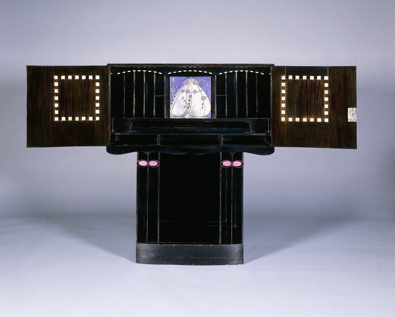Et skriveskab designet til Walter W. Blackie Esq., Hill House, Edinburgh af Charles Rennie Mackintosh