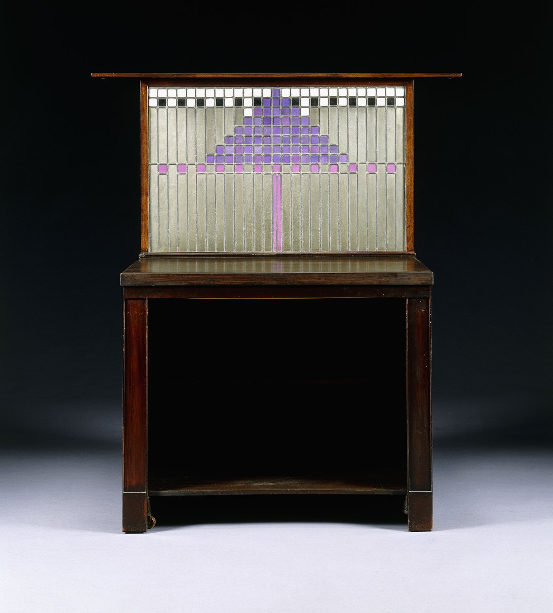 Et skriveskab designet til Walter W. Blackie Esq., Hill House, Edinburgh af Charles Rennie Mackintosh