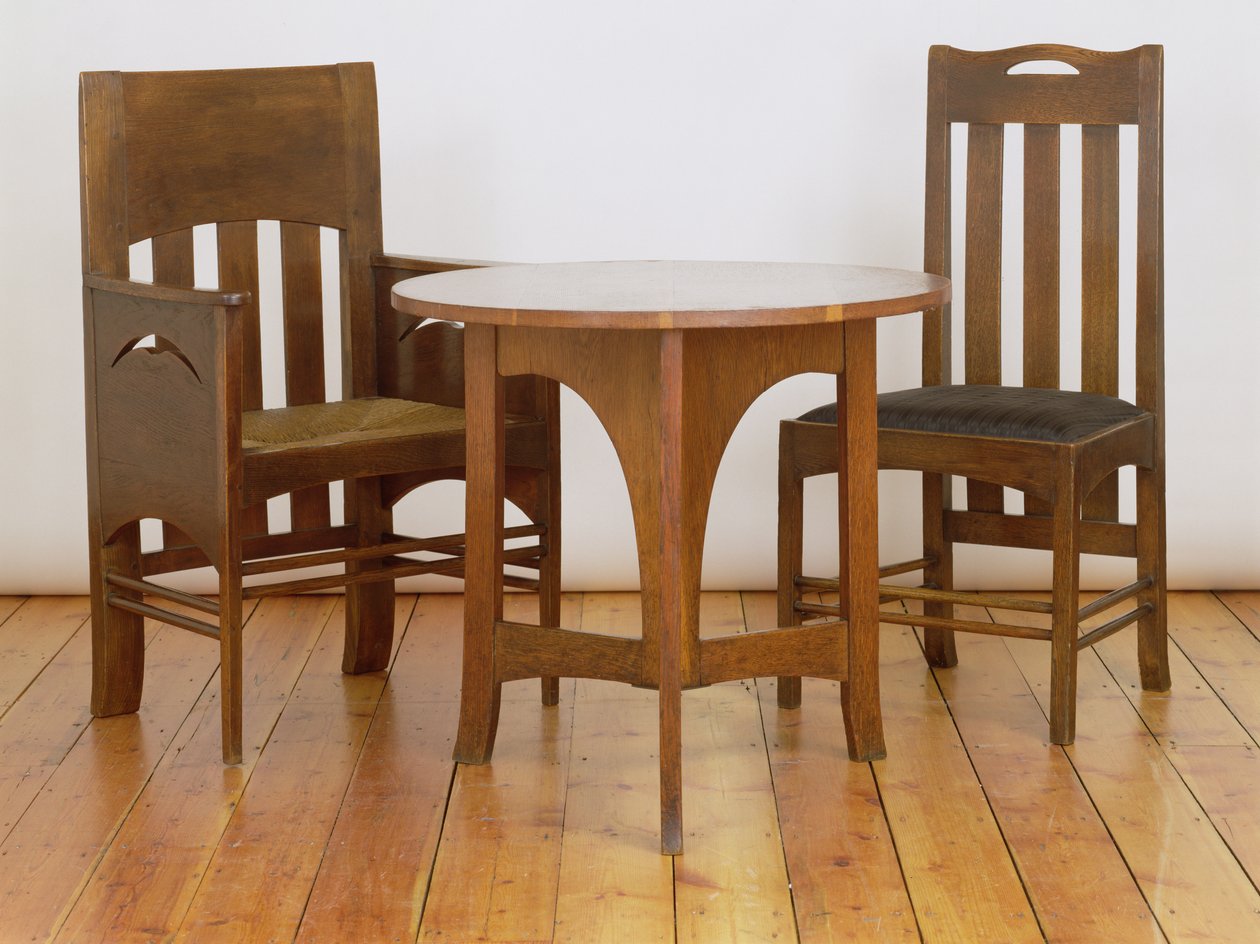 En lænestol, lavet til Luncheon Room, og spisestuestol, 1897, fra Miss Cranstons Argyle Street Tea Rooms, Glasgow, og et lejlighedsbord lavet til billardrummet på Miss Cranstons Buchanan St. af Charles Rennie Mackintosh