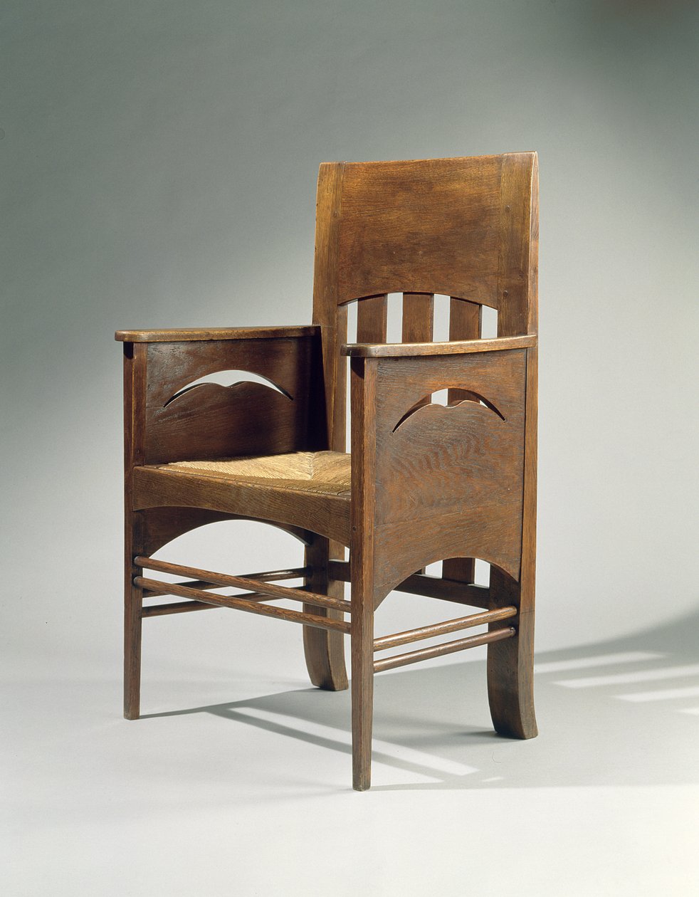 Lænestol, designet i 1897 (eg med hastesæde) af Charles Rennie Mackintosh