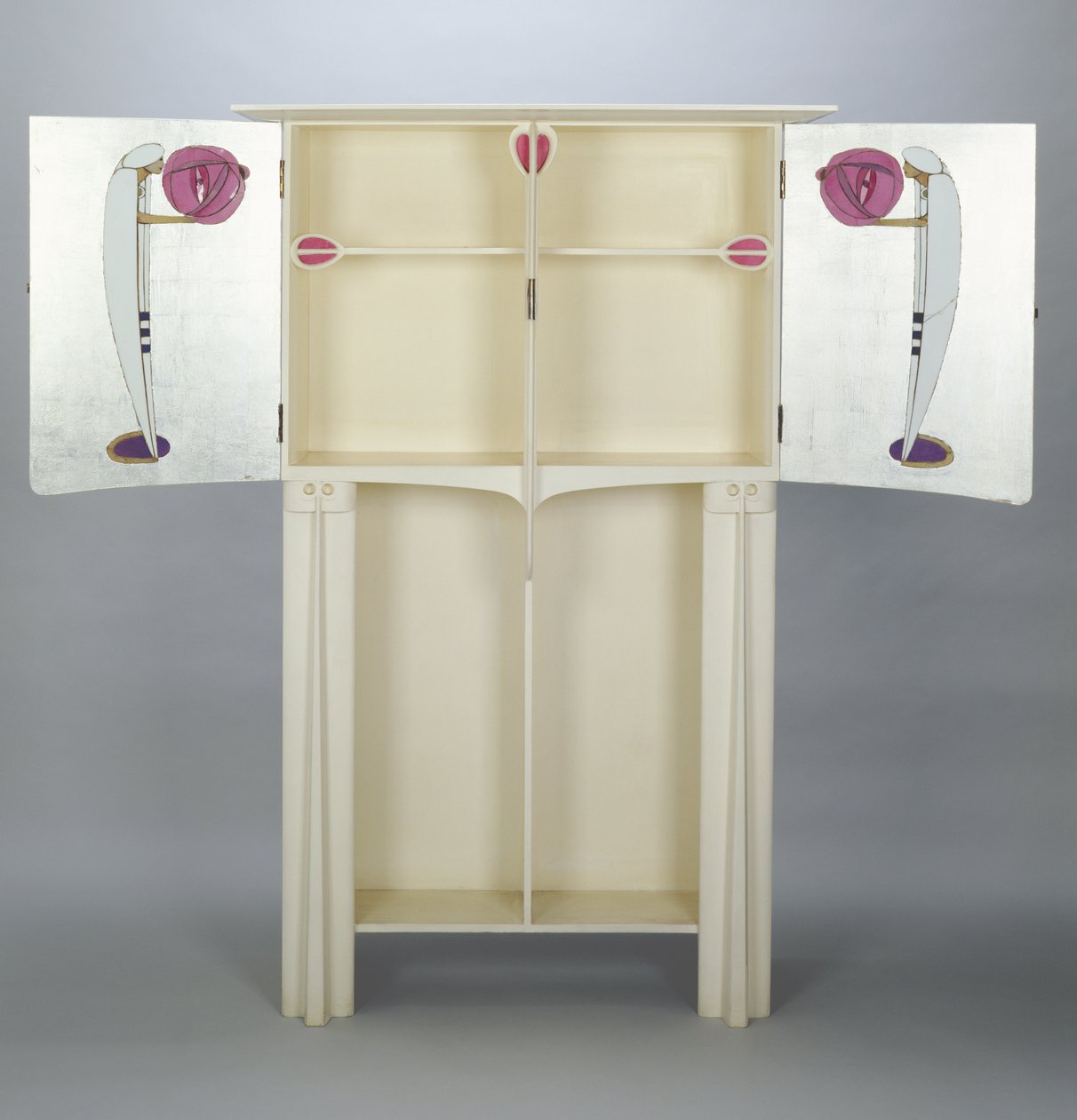 Skabe, lavet til 14 Kingsborough Gardens, Glasgow, 1902 (malet eg) 88;to figurer på sidedørene i arabisk kappe og turban, der holder lanterner; af Charles Rennie Mackintosh