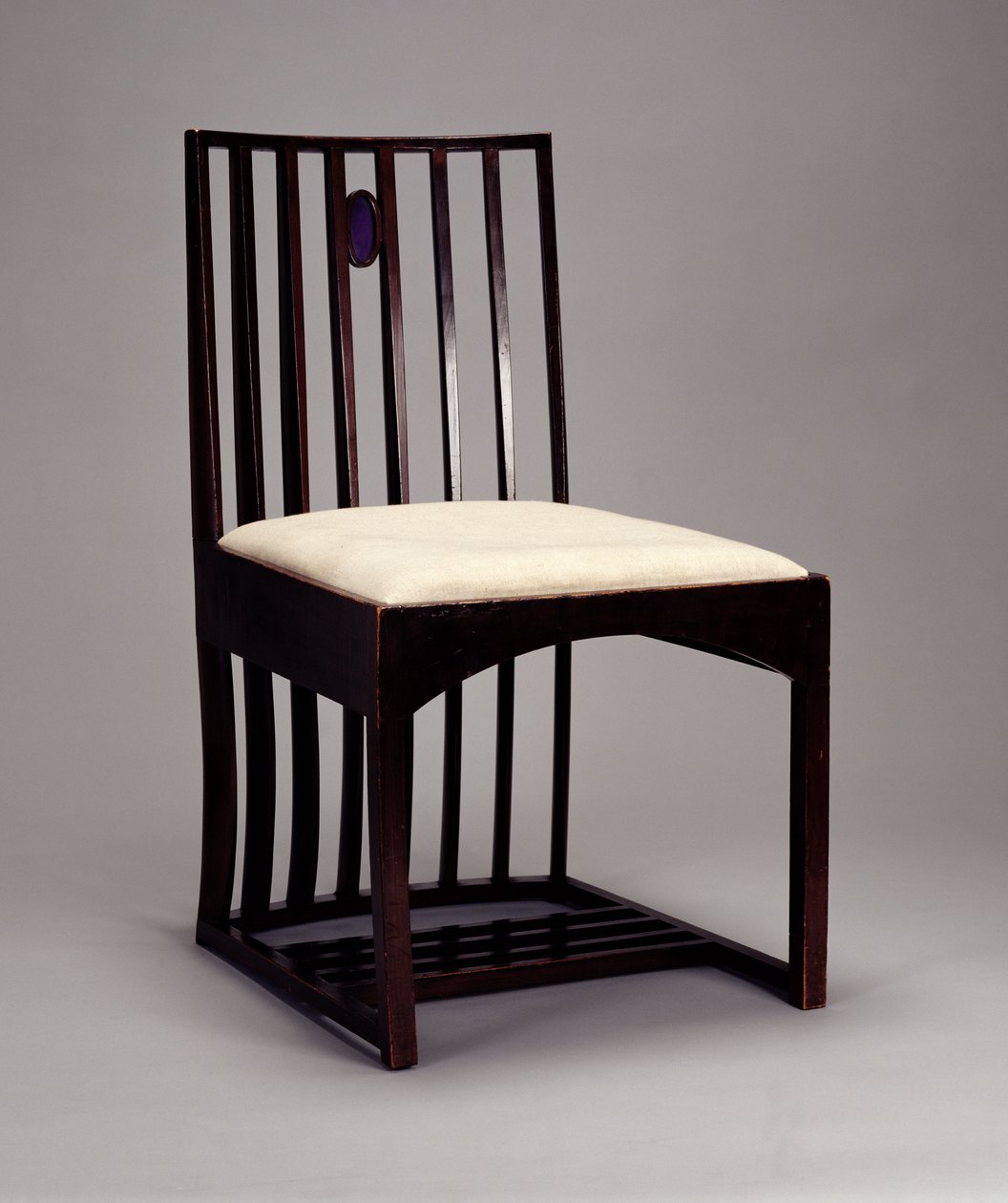 Stol i tegnestuen, HousHill, Glasgow, 1904 (træfarvet mørkt, indlagt med farvet glas) af Charles Rennie Mackintosh